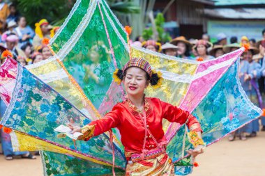Thoet Thai, Chiang Rai - Tayland, 12 Aralık 2018 : Shan veya Tai Yai Grubu (Myanmar ve Tayland'ın bazı bölgelerinde yaşayan etnik grup) Shan Yeni Yıl kutlamalarında yerli dans ediyor.