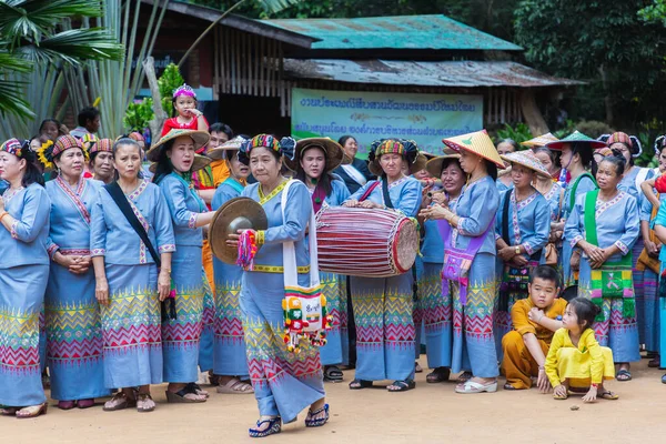 Thoet Thai, Chiang Rai - Tayland, 12 Aralık 2018 : Shan veya Tai Yai Grubu (Myanmar ve Tayland'ın bazı bölgelerinde yaşayan etnik grup) Shan Yeni Yıl kutlamalarında yerli dans ediyor.