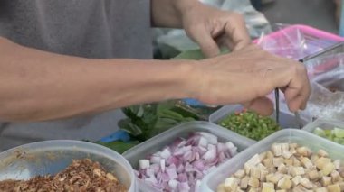 Tayland sokak yemeklerinin çok lezzetli yemekleri ve seçilecek çok çeşit yemekleri vardır. Marketteki Tayland yemekleri Chiang Mai, Tayland.