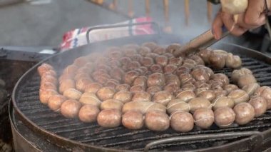 Tayland sokak yemeklerinin çok lezzetli yemekleri ve seçilecek çok çeşit yemekleri vardır. Marketteki Tayland yemekleri Chiang Mai, Tayland.