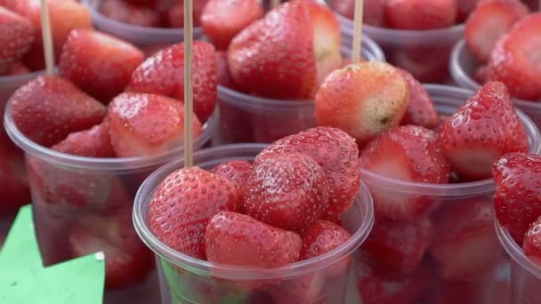 Frische Erdbeeren Plastikbechern Auf Dem Markt — Stockvideo