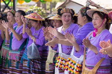 Thoet Thai, Chiang Rai - Tayland, 27 Kasım 2019: Shan veya Tai Yai (Myanmar ve Tayland 'ın çeşitli bölgelerinde yaşayan etnik grup) kabile kıyafetleriyle Shan Yeni Yıl kutlamalarında yerel danslar yapıyorlar.