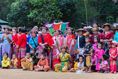 Thoet Thai, Chiang Rai - Tayland, 12 Aralık 2018 : Shan veya Tai Yai Grubu (Myanmar ve Tayland'ın bazı bölgelerinde yaşayan etnik grup) Shan Yeni Yıl kutlamalarında yerli dans ediyor.