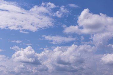 Güneşli bir günde beyaz bulutlu mavi gökyüzü arkaplanı.