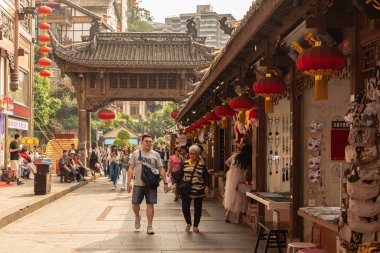 Chongqing, Çin - 10 Mayıs 2019 Hongya Mağara Kültür Merkezi. Yuzhong bölgesindeki Hongya Mağarası turistik bölgesi Chongqing, Çin.
