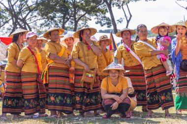 Thoet Thai, Chiang Rai - Tayland, 27 Kasım 2019: Shan veya Tai Yai (Myanmar ve Tayland 'ın çeşitli bölgelerinde yaşayan etnik grup) kabile kıyafetleriyle Shan Yeni Yıl kutlamalarında yerel danslar yapıyorlar.