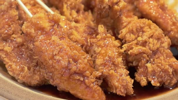 Asya Sokak Yemekleri Çıtır Kızarmış Tavuk Gece Marketinde Caddede Şiş — Stok video