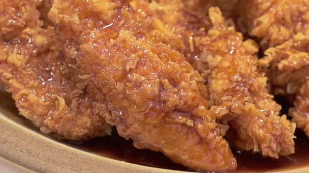 Asya Sokak Yemekleri Çıtır Kızarmış Tavuk Gece Marketinde Caddede Şiş — Stok video