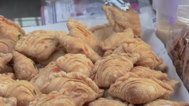 Körili puf ya da körili hamur köftesi gece pazarında ve caddede. Chiang Mai, Tayland. Taylandlı ünlü çöl - Asya sokak yemekleri.