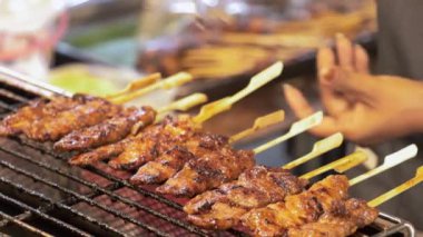 Izgara biftek ya da Tayland usulü ızgara biftek. Gece pazarında ve caddede ızgara. Chiang Mai, Tayland. - Asya sokak yemekleri..
