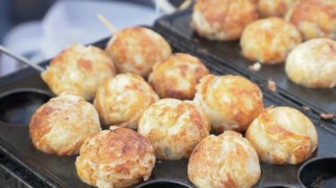Takoyaki yapımı. Takoyaki ya da ahtapot topu, gece pazarında ve yürüyen bir Japon yemeğidir. Chiang Mai, Tayland. Asya sokak yemekleri.