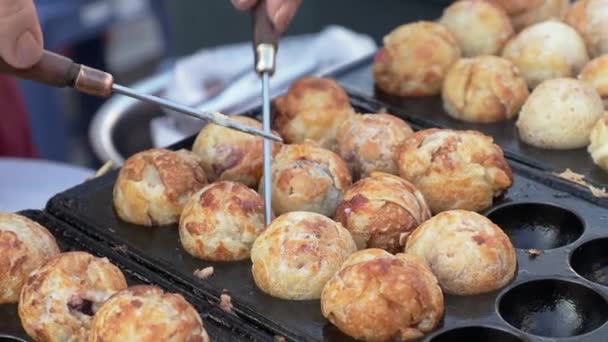 高崎的制作 龙崎或八达通球是日本人在夜市和街上散步时吃的食物 泰国清迈 亚洲街头食品 — 图库视频影像