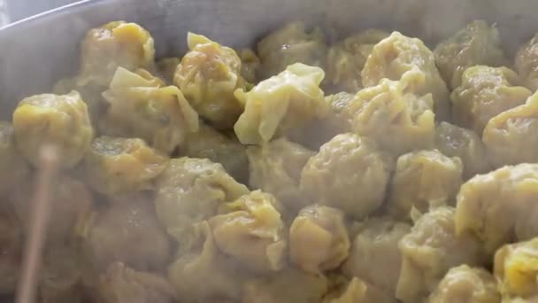 Boulettes à la vapeur chinoises chaudes ou dim sum avec de la vapeur blanche au marché de nuit et rue piétonne. Chiang Mai. Thaïlande. asiatique rue nourriture .