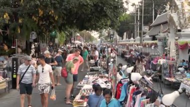 Chiang Mai, Tayland - 08 Mart 2020: Chiang Mai Pazar gecesi pazarı ve yürüyüş sokağı, hediyelik eşya, el işi ve sokak yemeği satın almak için popüler bir yer. Chiang Mai, Tayland.