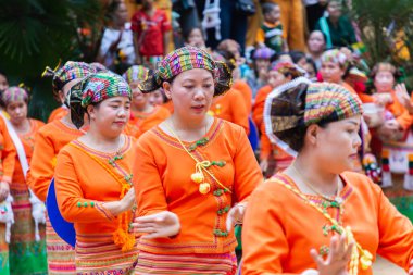 Thoet Thai, Chiang Rai - Tayland, 12 Aralık 2018 : Shan veya Tai Yai Grubu (Myanmar ve Tayland'ın bazı bölgelerinde yaşayan etnik grup) Shan Yeni Yıl kutlamalarında yerli dans ediyor.