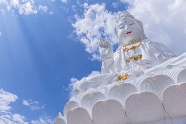 Guan Yin heykeli mavi gökyüzü bulutlu Huay Pla Kang Tapınağı, Chiangrai, Tayland. Wat huay pla kang 'ın hava manzarası Chiang Rai, Tayland' daki ünlü turist mekanı.
