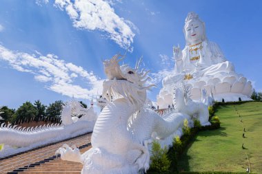Guan Yin heykeli ve mavi gökyüzü ve bulutlu ejderha heykeli Huay Pla Kang Tapınağı, Chiangrai, Tayland 'da. Wat huay pla kang 'ın hava manzarası Chiang Rai, Tayland' daki ünlü turist mekanı.