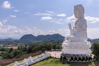 Guan Yin heykeli mavi gökyüzü bulutlu Huay Pla Kang Tapınağı, Chiangrai, Tayland. Wat huay pla kang 'ın hava manzarası Chiang Rai, Tayland' daki ünlü turist mekanı.