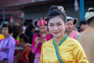 Thoet Thai, Chiang Rai - THAILAND, 27 Kasım 2019: Shan veya Tai Yai 'nin (Myanmar ve Tayland' ın çeşitli yerlerinde yaşayan etnik grup) güzel kadını Shan Yeni Yıl kutlamalarında kabile kıyafetiyle.