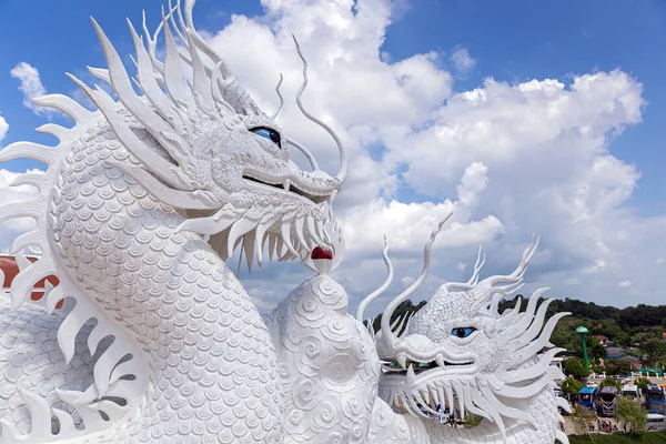Drachenstatue Mit Blauem Himmel Und Wolkenhimmel Huay Pla Kang Tempel — Stockfoto