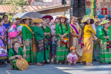 Thoet Thai, Chiang Rai - Tayland, 27 Kasım 2019: Shan veya Tai Yai (Myanmar ve Tayland 'ın çeşitli bölgelerinde yaşayan etnik grup) kabile kıyafetleriyle Shan Yeni Yıl kutlamalarında yerel danslar yapıyorlar.