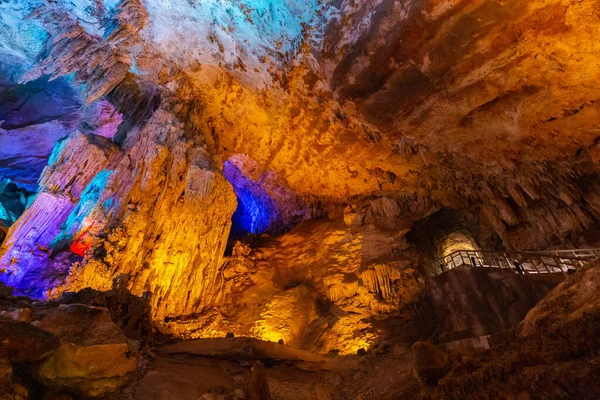 Wulong Karst Ulusal Jeoloji Parkı 'ndaki Furong Mağarası, Chongqing, Çin. Dünya Doğa Mirası, Dünya 'nın En Büyük Mağaraları' ndan biri olarak adlandırıldı..