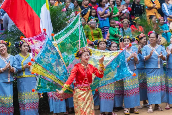 Thoet Thai Chiang Rai 2018年12月12日 シャン正月の民族衣装を着たシャン族やタイ族の美人女性 — ストック写真