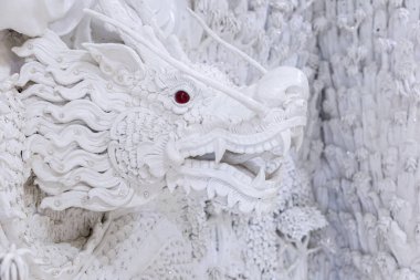 Huay Pla Kang Tapınağındaki güzel beyaz ejderha heykeli, Chiang Rai, Tayland.