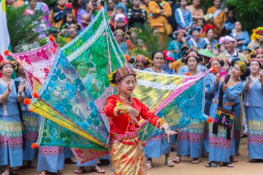 Thoet Thai, Chiang Rai - Tayland, 12 Aralık 2018 : Shan veya Tai Yai Grubu (Myanmar ve Tayland'ın bazı bölgelerinde yaşayan etnik grup) Shan Yeni Yıl kutlamalarında yerli dans ediyor.