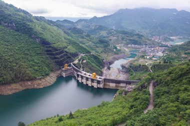 Çin 'in Chongqing şehrindeki Wulong Barajı' nda baraj duvarı ve çevre manzarası. Yazın güneşli bir günde düşük su seviyesiyle.