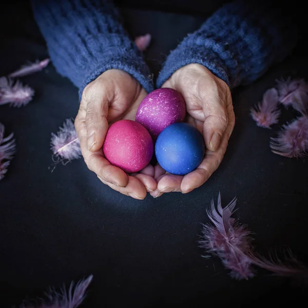 Alternative composition de Pâques dans un style sombre avec des œufs, plume — Photo