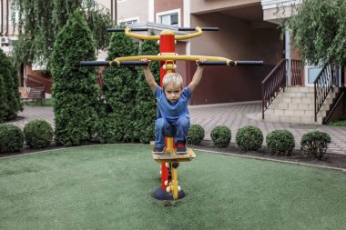 Yakışıklı 4-5 yaşındaki çocuk spor olsun diye spor olsun diye spor için spor yapıyor. Herkes için fiziksel aktivite ve sağlıklı yaşam tarzı.