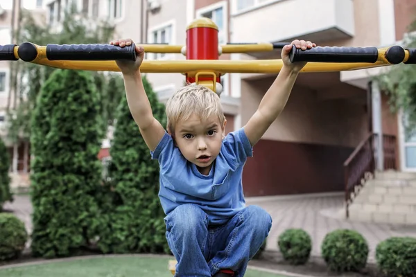 Handsome Jaar Jongen Doet Zijn Oefeningen Met Apparaat Voor Sport — Stockfoto