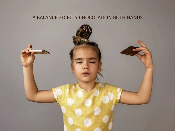 양손에 초코바를 즐거움 컨셉트 초콜릿 스튜디오 데이를 인쇄요기처럼 명상하는 여학교 — 스톡 사진
