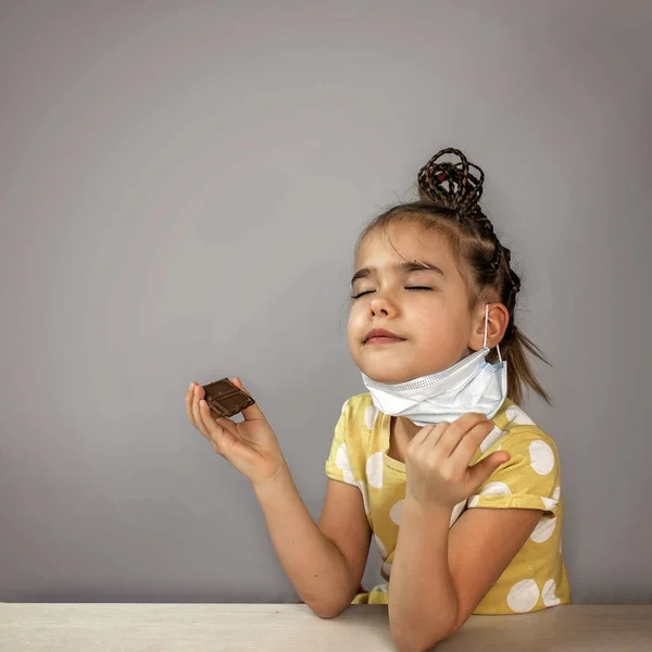 의료용 호흡기 마스크를 즐거움 건강에 컨셉트로 초콜릿 여학생 바이러스에 유지하고 — 스톡 사진