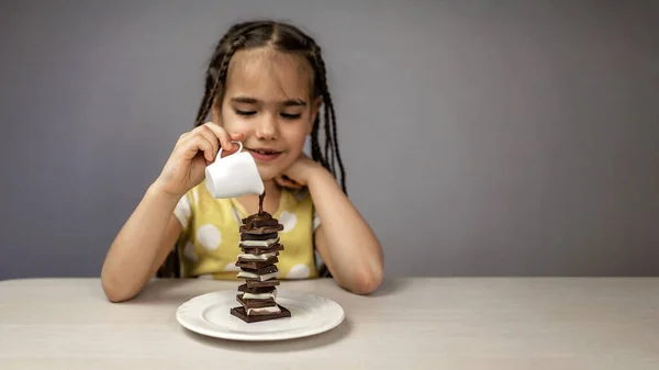 Menina Escola Elegante Derramando Chocolate Quente Líquido Uma Pilha Diferentes — Fotografia de Stock