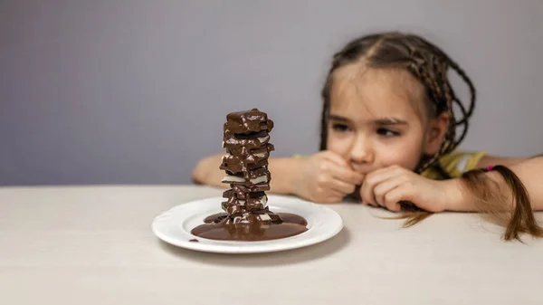 Elegante Chica Escuela Vertiendo Chocolate Caliente Líquido Una Pila Diferentes — Foto de Stock
