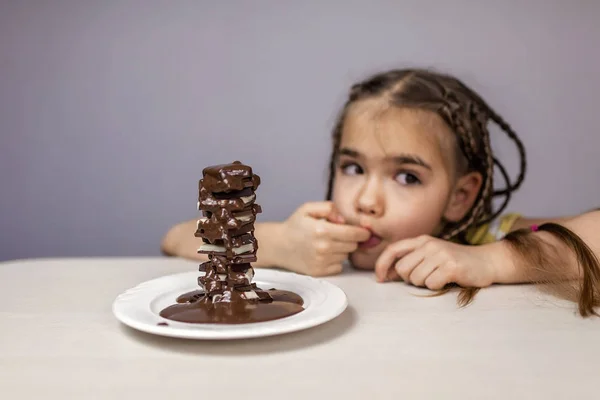 여대생 초콜릿 조각들 뜨거운 초콜릿을 없습니다 초콜릿 건강에 컨셉트 스튜디오 — 스톡 사진