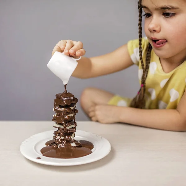 여대생 초콜릿 조각들 뜨거운 초콜릿을 없습니다 초콜릿 건강에 컨셉트 스튜디오 — 스톡 사진