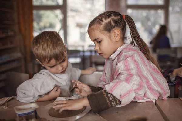 Niedliche Kleine Kinder Spielen Zusammen Mit Modelliermasse Töpferwerkstatt Bastel Und — Stockfoto