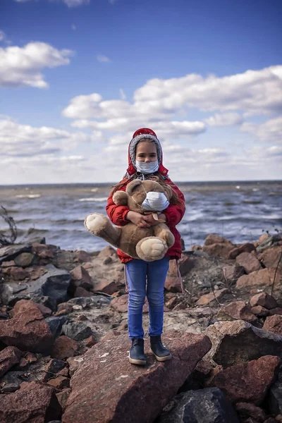 Roztomilá Letá Dívka Červeném Kabátě Respirační Masce Hrající Plyšovým Medvídkem — Stock fotografie