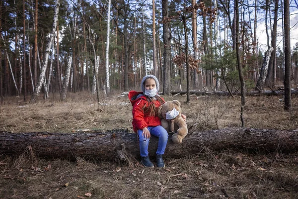 Una Linda Niña Años Con Abrigo Rojo Que Usa Máscara — Foto de Stock