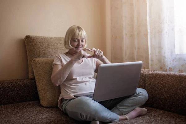 Nettes Mädchen Das Mit Seiner Großmutter Videochat Auf Dem Laptop — Stockfoto