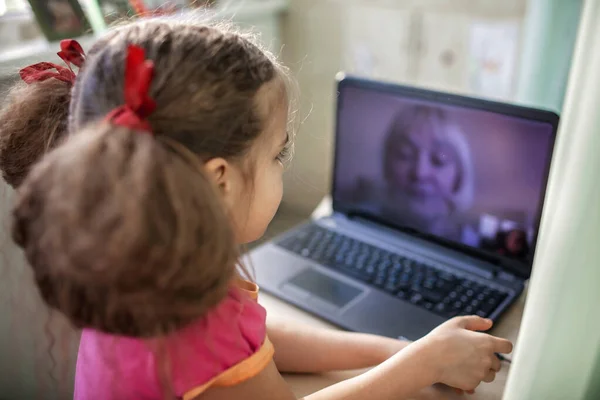 Милая Девушка Разговаривает Своей Бабушкой Видеочате Ноутбуке Цифровой Разговор Жизнь — стоковое фото