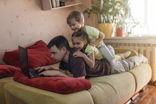 Homme Heureux Avec Des Enfants Joyeux Utilisant Ordinateur Portable Écouteur — Photo