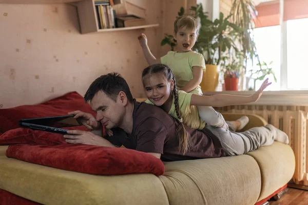 Neşeli Çocukları Olan Mutlu Bir Adam Evinde Kanepesinde Çocuklarla Birlikte — Stok fotoğraf