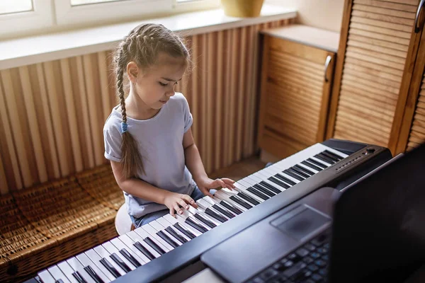 Красивый Молодой Музыкант Играет Дома Классическом Цифровом Пианино Время Онлайн Стоковая Картинка