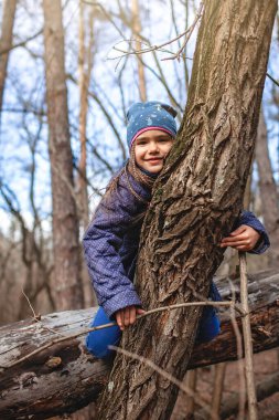 Genç maceraperest vahşi ormanda sosyal hayatı boyunca kilit altında, temiz havada, açık havada aktif bir yaşam tarzında yürüyor.