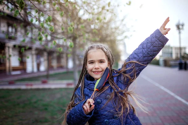 Boldog Kislány Visel Légzőkészülék Orvosi Maszk Nemzeti Német Színekben Mert — Stock Fotó