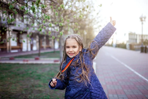 Feliz Niña Que Lleva Máscara Respiratoria Médica Colores Alemanes Nacionales —  Fotos de Stock